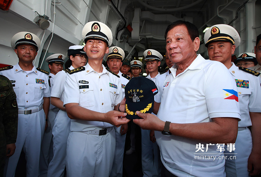 菲总统杜特尔特参观中国海军远航访问编队长春舰