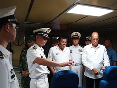 菲总统杜特尔特参观中国海军远航访问编队长春舰