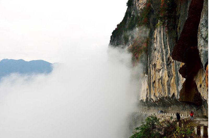【焦点图】厉害了！重庆村民自发凿出悬崖天路