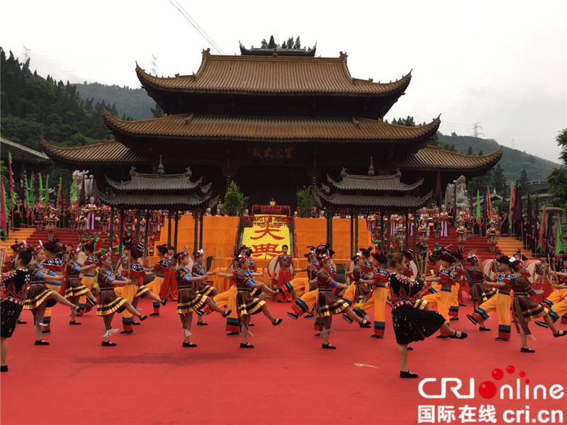已过审【焦点图】百家网络媒体看彭水 九黎城中祭蚩尤体验苗族礼仪