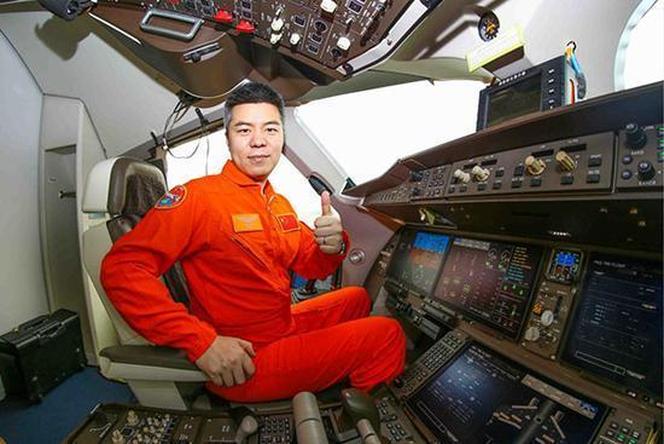 计划执行C919首飞任务的是机长蔡俊