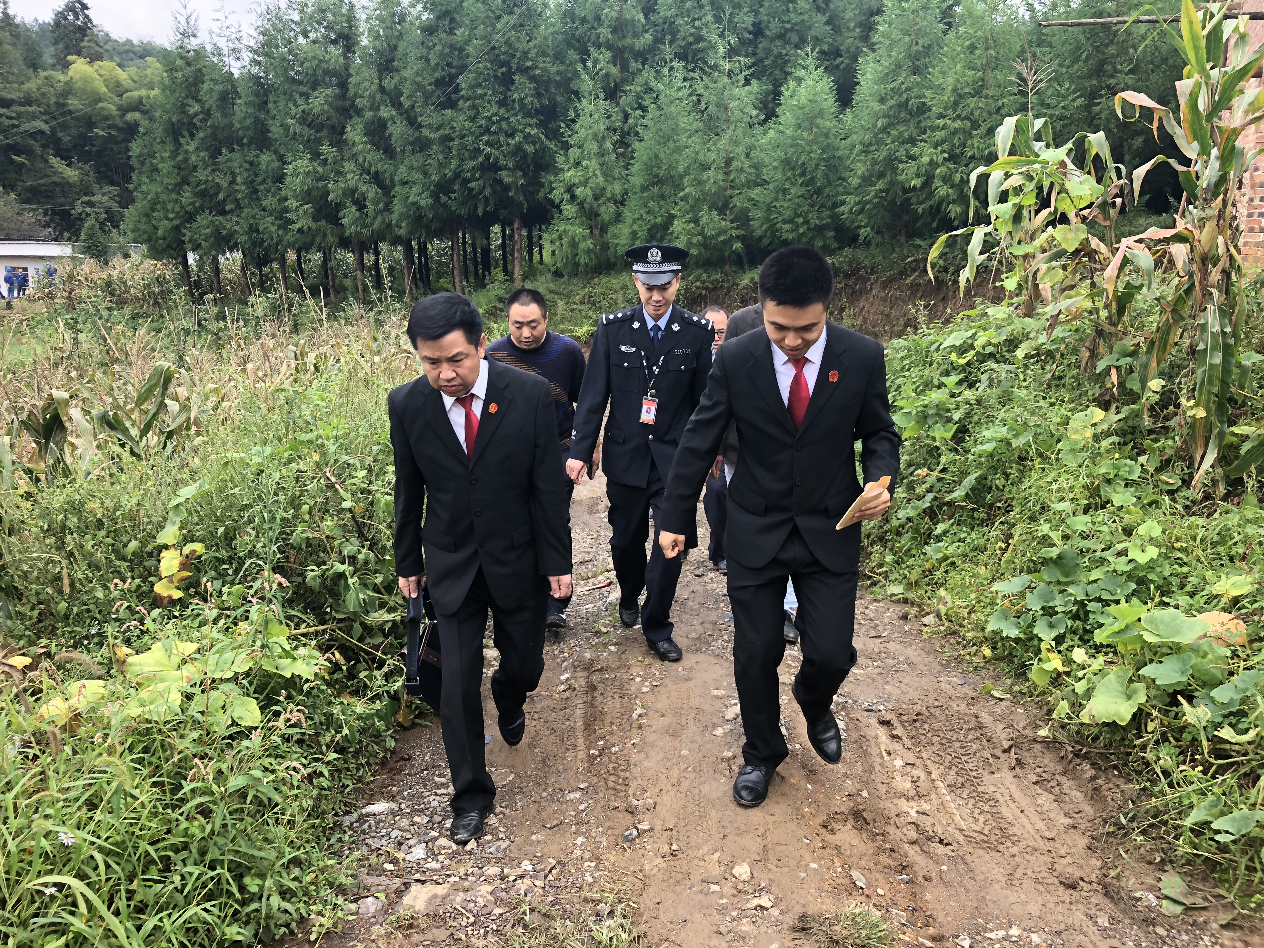 执行法官前往申请执行人家中_fororder_微信图片_20180913112615