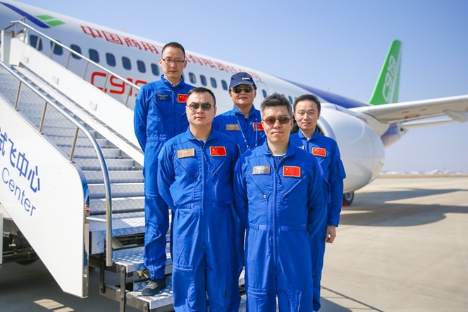 今天C919首飞时，将共有5人登机