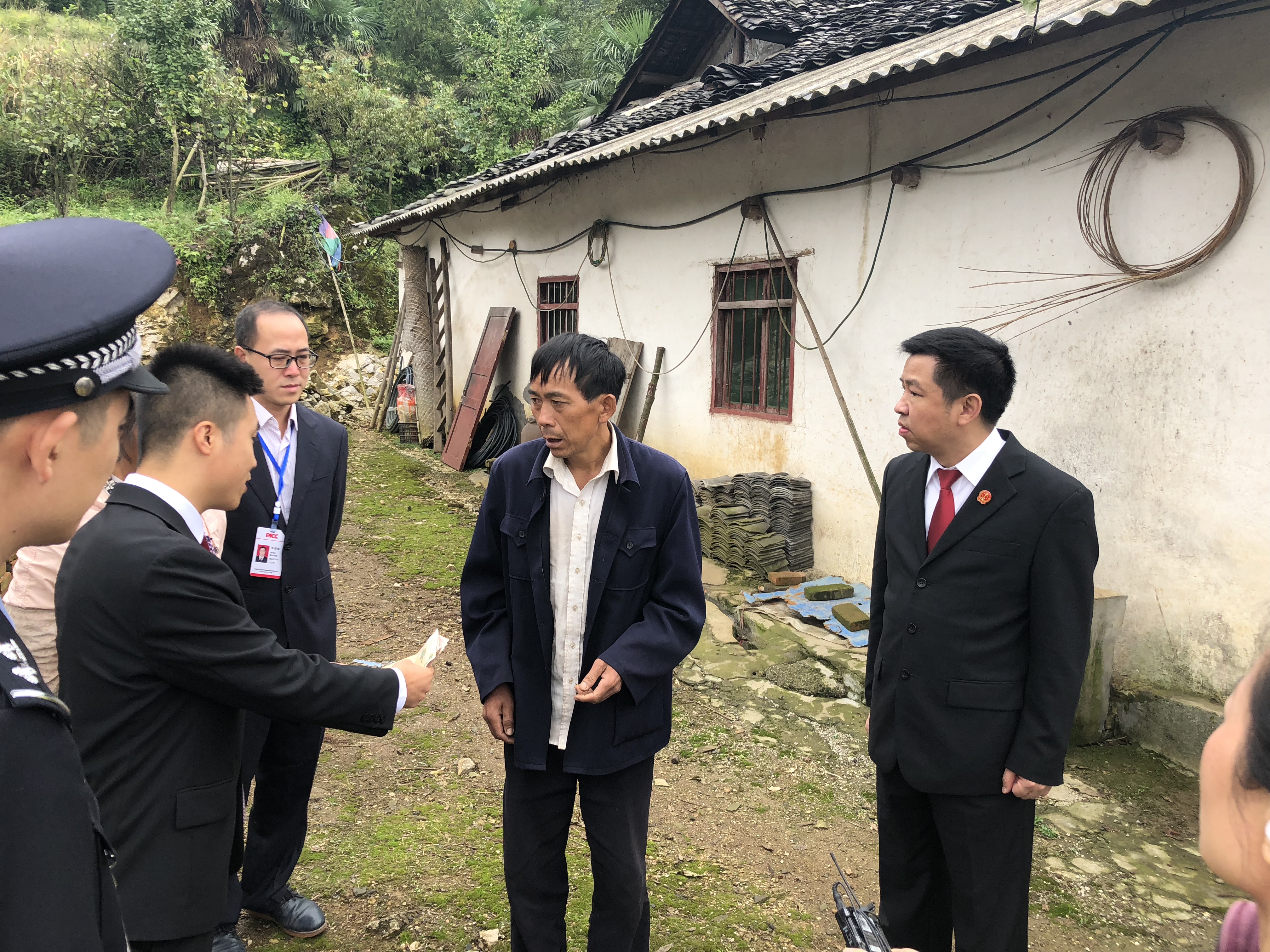 执行法官向申请执行人发放司法救助金_fororder_微信图片_20180913112858