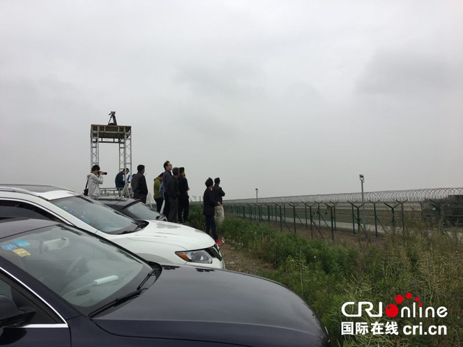 首飞现场附近已经聚集了各路前来采访的记者