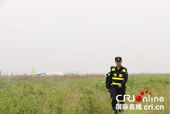首飞现场外围特勤正在巡视