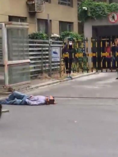 北京一路人被大风刮落木板砸中头 颅脑损伤正抢救