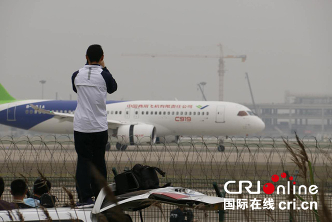 C919顺利降落