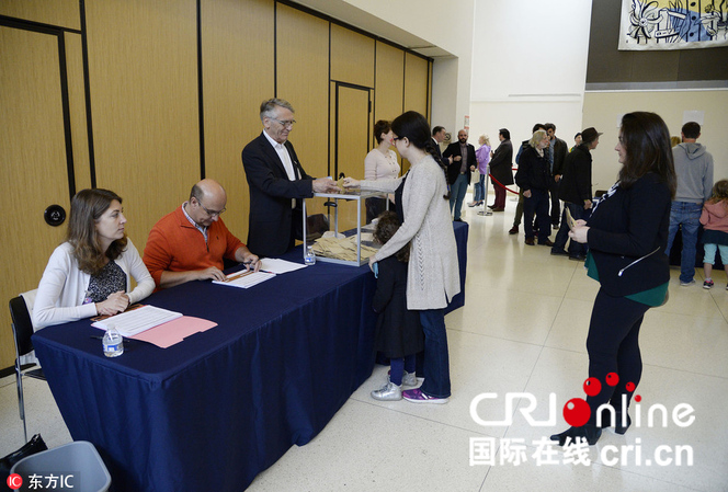 投票开始后，在美国华盛顿的法国公民纷纷前往法国大使馆参加投票