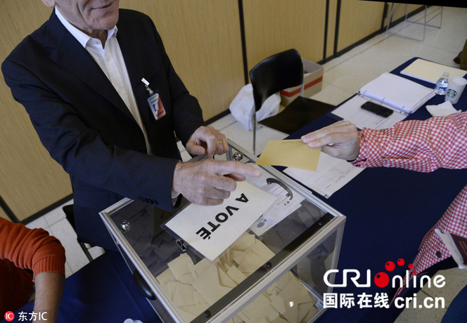 在位于华盛顿的法国大使馆内设立了许多投票箱