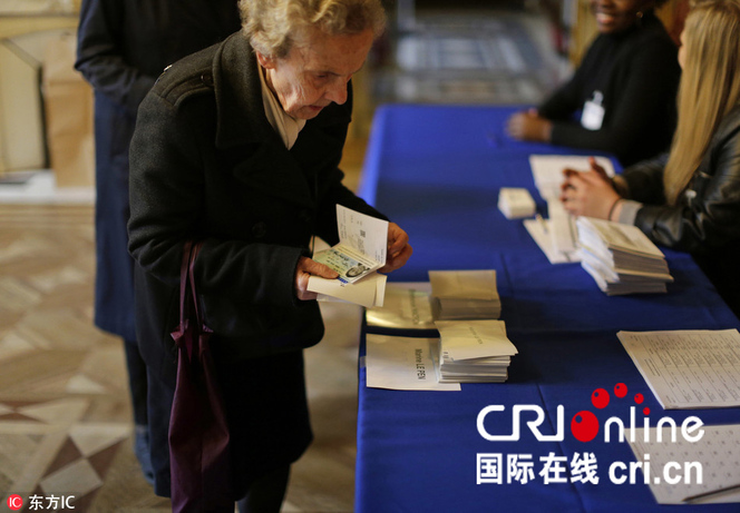 法国城市马赛的选民们已经开始前往投票站进行投票