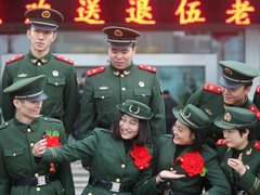 嘉兴：女兵退伍  笑着哭了