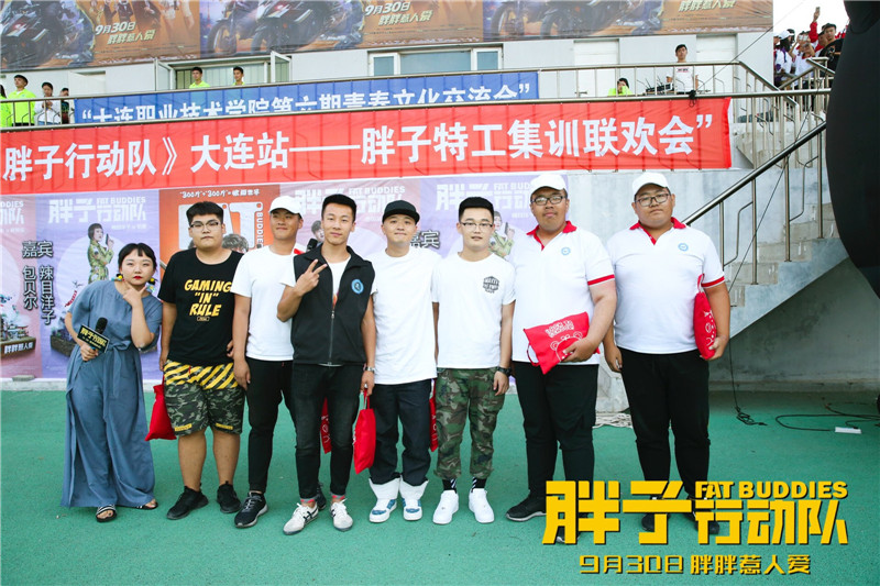 图片默认标题_fororder_主创与同学合影