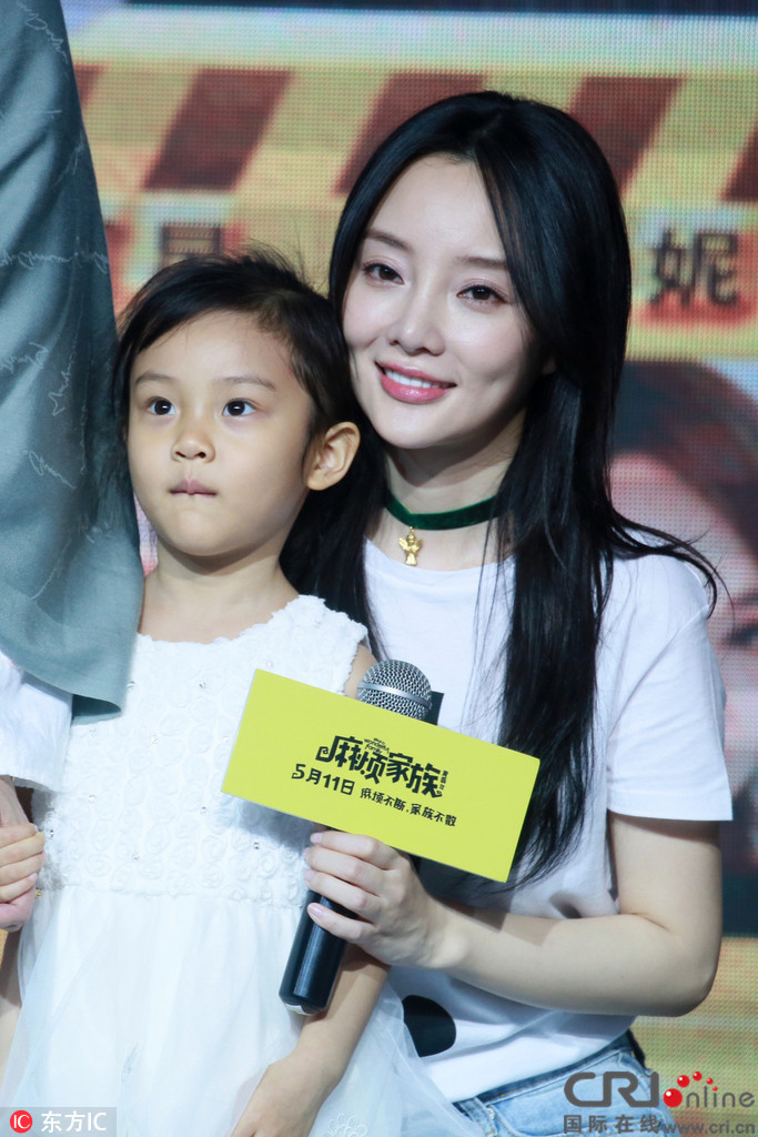 甜馨助阵姥姥新片 李小璐妈妈张伟欣气质绝佳 国际在线移动版 