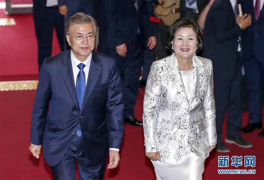 韩国新当选总统文在寅宣誓就职