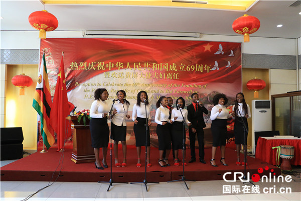 图片默认标题_fororder_图四：津巴布韦大学孔子学院学生合唱团在招待会上表演中文歌曲_副本