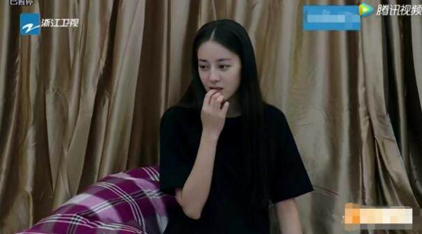 《奔跑吧》曝迪丽热巴睡前视频 迪丽热巴素颜惊艳