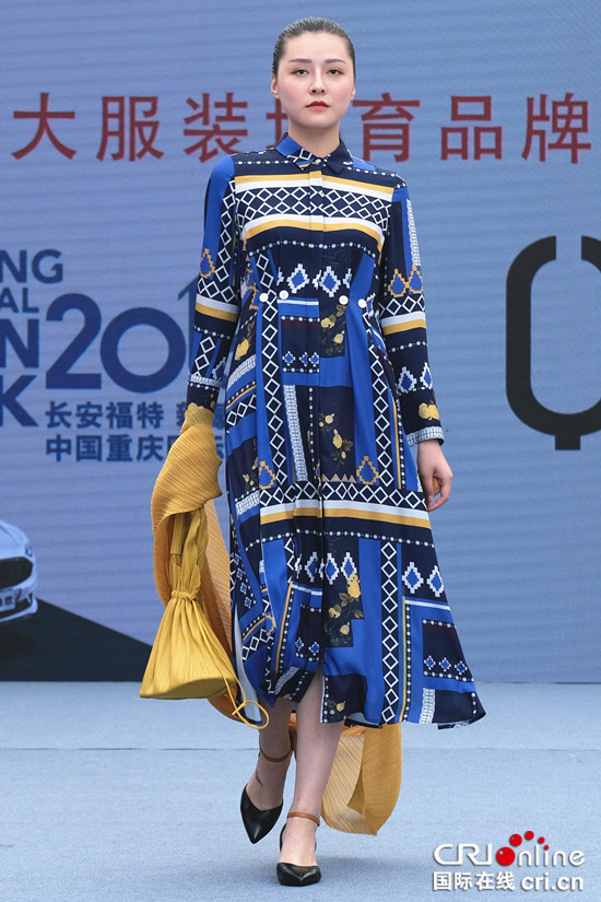 客户端【CRI专稿 列表】唱响时尚戏 重庆十大服装培育品牌秀引关注 【内容页标题】打好“渝”品牌 唱响时尚戏 重庆十大服装培育品牌秀引关注