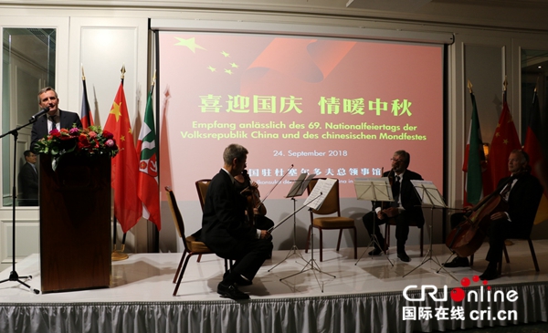 图片默认标题_fororder_3、盖泽尔代表杜塞尔多夫送祝福.JPG