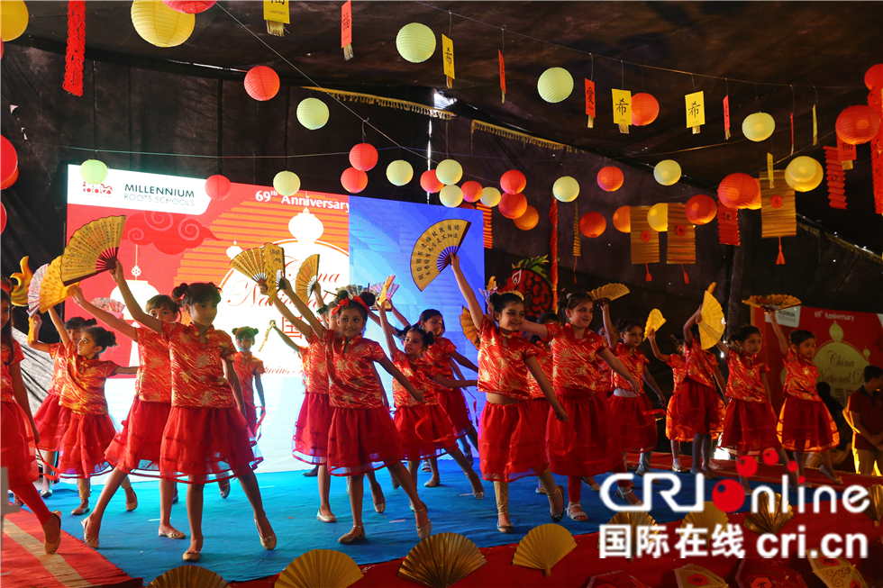 图片默认标题_fororder_巴基斯坦孔子课堂学生表演的中国舞蹈刘畅摄