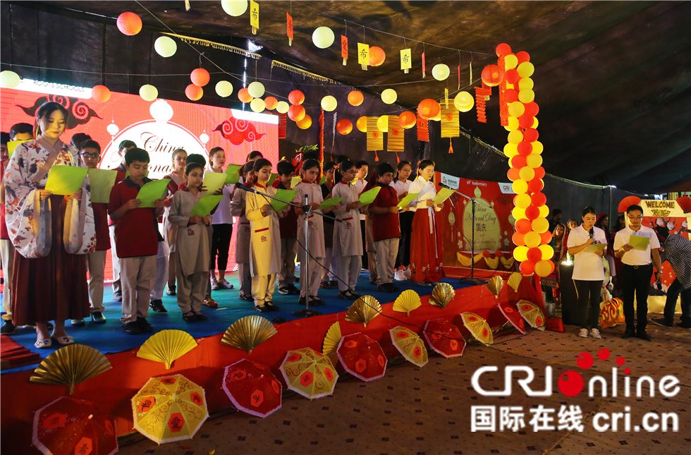 图片默认标题_fororder_巴基斯坦孔子课堂的学生在中国老师的带领下诵读《论语》刘畅摄