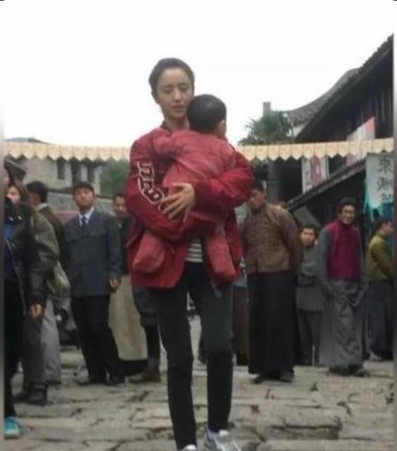夫妻和好！佟丽娅抱儿探班陈思诚 朵朵近照曝光_娱乐_腾讯网