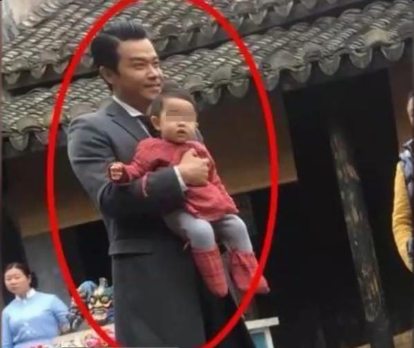 夫妻和好！佟丽娅抱儿探班陈思诚 朵朵近照曝光_娱乐_腾讯网