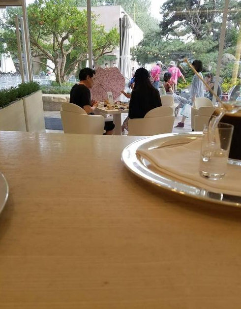 罕见同框！刘亦菲与父母吃饭被拍 爸爸被赞儒雅