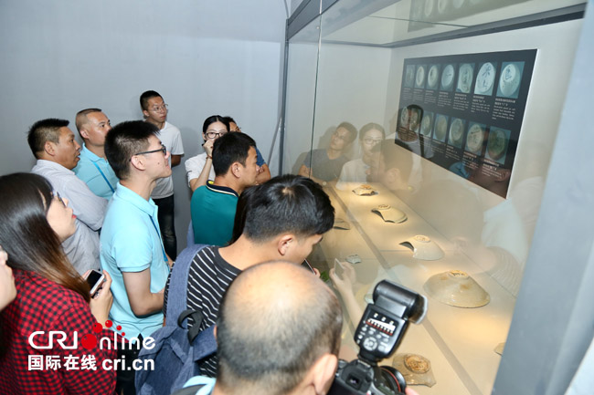 讲解员向记者讲解出土的各种瓷器_fororder_微信图片_20180928161049 拷贝
