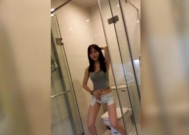 女主播厕所小便直播挑逗 网友：不作死就不会死