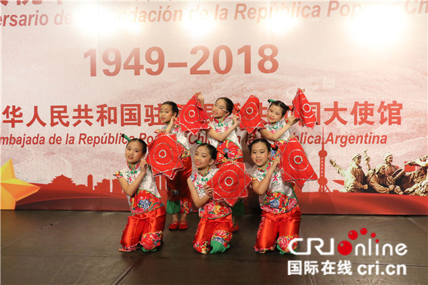 图片默认标题_fororder_来自阿根廷富兰克林中文学校的小朋友在现场表演手帕舞《寻胡隐君》.