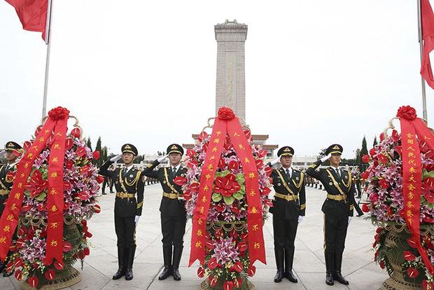 习近平敬献花篮深情缅怀的那些人