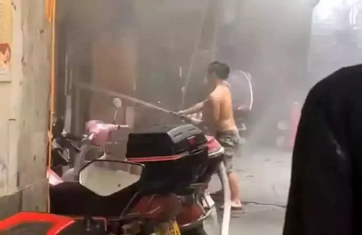 赤膊小哥单枪匹马hold住火灾现场！却被老妈“嫌弃”