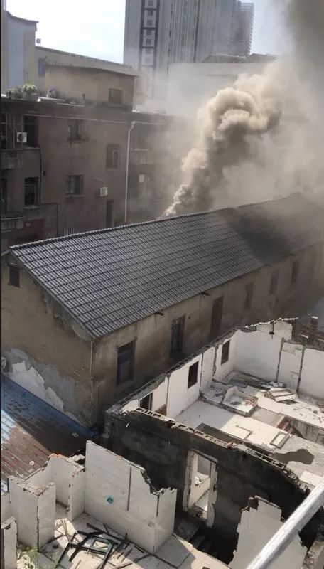 赤膊小哥单枪匹马hold住火灾现场！却被老妈“嫌弃”