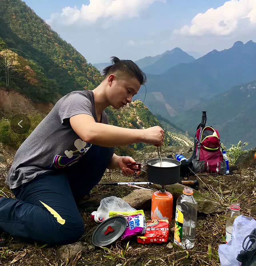赤膊小哥单枪匹马hold住火灾现场！却被老妈“嫌弃”