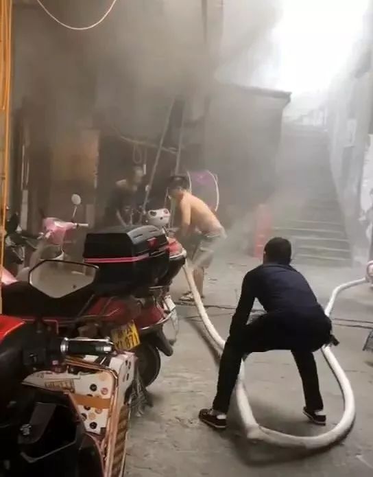 赤膊小哥单枪匹马hold住火灾现场！却被老妈“嫌弃”