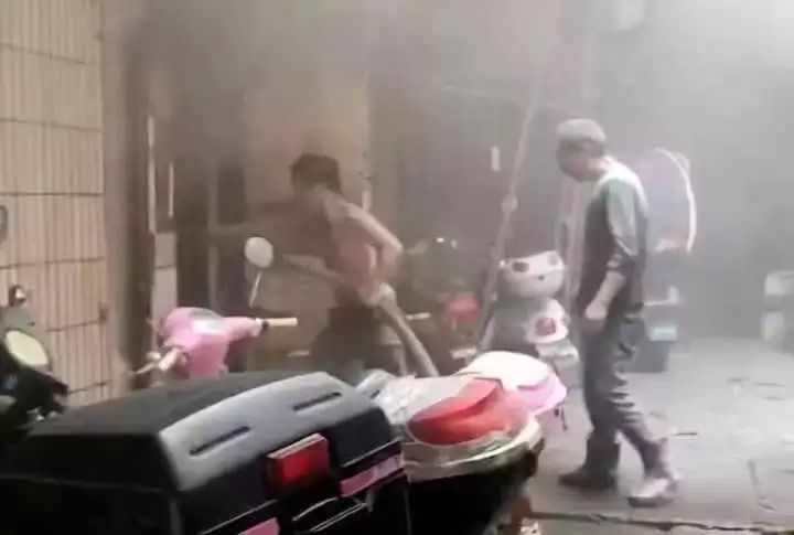 赤膊小哥单枪匹马hold住火灾现场！却被老妈“嫌弃”