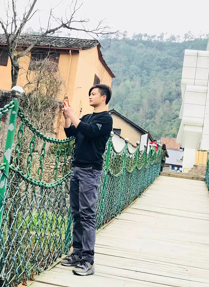 赤膊小哥单枪匹马hold住火灾现场！却被老妈“嫌弃”