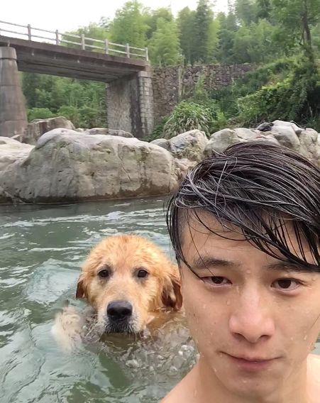 赤膊小哥单枪匹马hold住火灾现场！却被老妈“嫌弃”