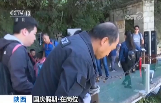 【国庆假期·在岗位】环卫工人悬崖峭壁间捡拾垃圾