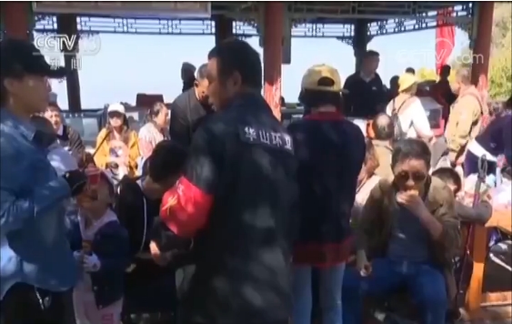 【国庆假期·在岗位】环卫工人悬崖峭壁间捡拾垃圾