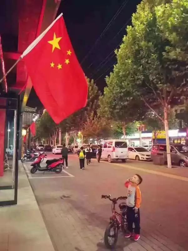 今年国庆假期，这些瞬间让我们热泪盈眶