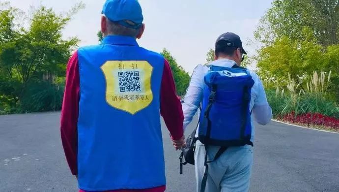 给父亲的衣服印上二维码，长假里这一幕刷屏朋友圈