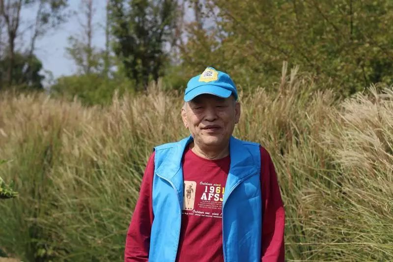 给父亲的衣服印上二维码，长假里这一幕刷屏朋友圈