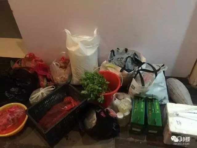 国庆返程网友晒后备箱：感觉妈妈把整块田搬来了