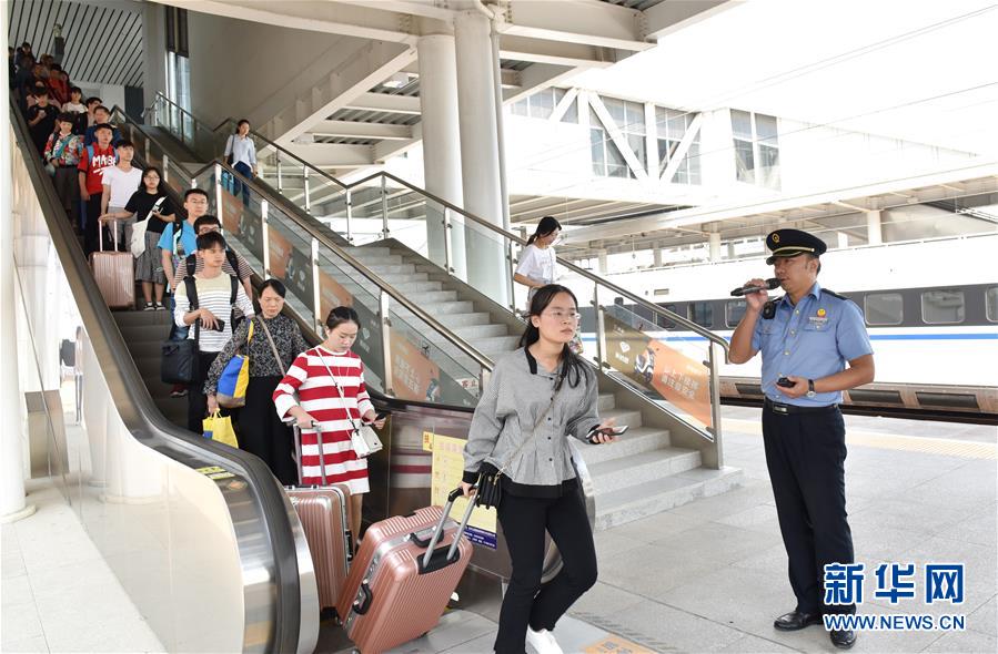 全国各地迎来返程客流最高峰