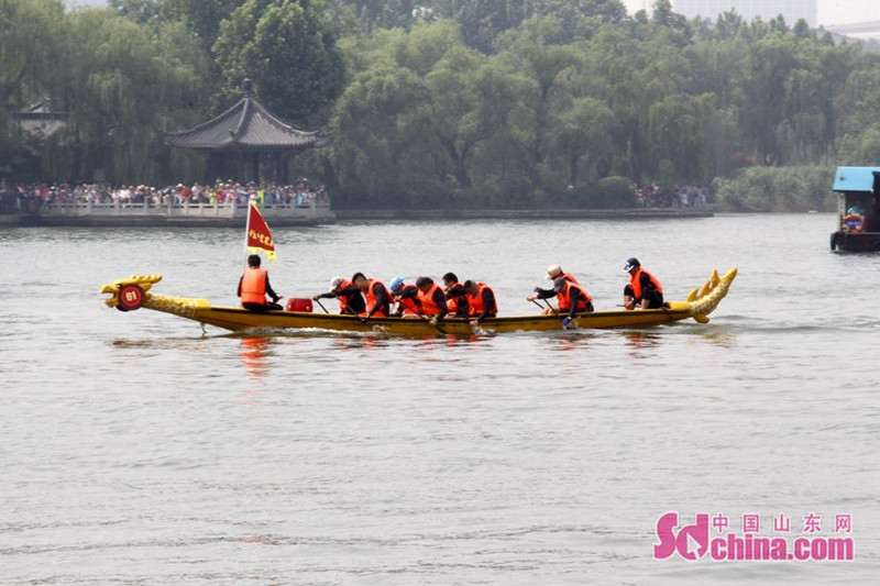 济南市第五届端午节龙舟赛在大明湖开赛