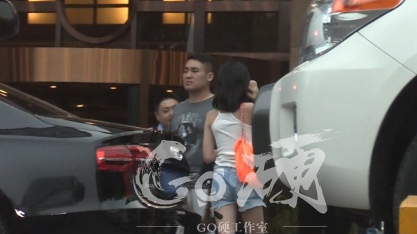 王菲520撇谢霆锋带女儿聚餐 长腿李嫣受了点小伤