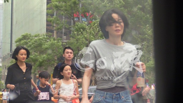 王菲520撇谢霆锋带女儿聚餐 长腿李嫣受了点小伤