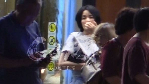 王菲520撇谢霆锋带女儿聚餐 长腿李嫣受了点小伤